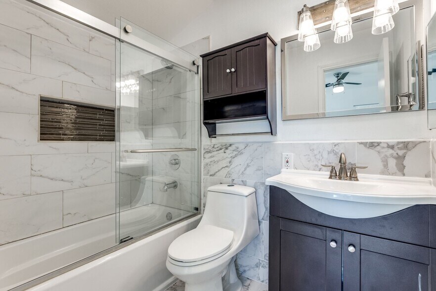 Building Photo - 4012 Tennis Club Rd