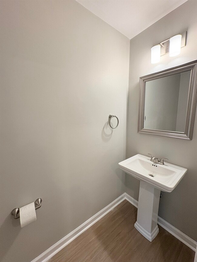 Building Photo - 1733 Beechwood Cir S