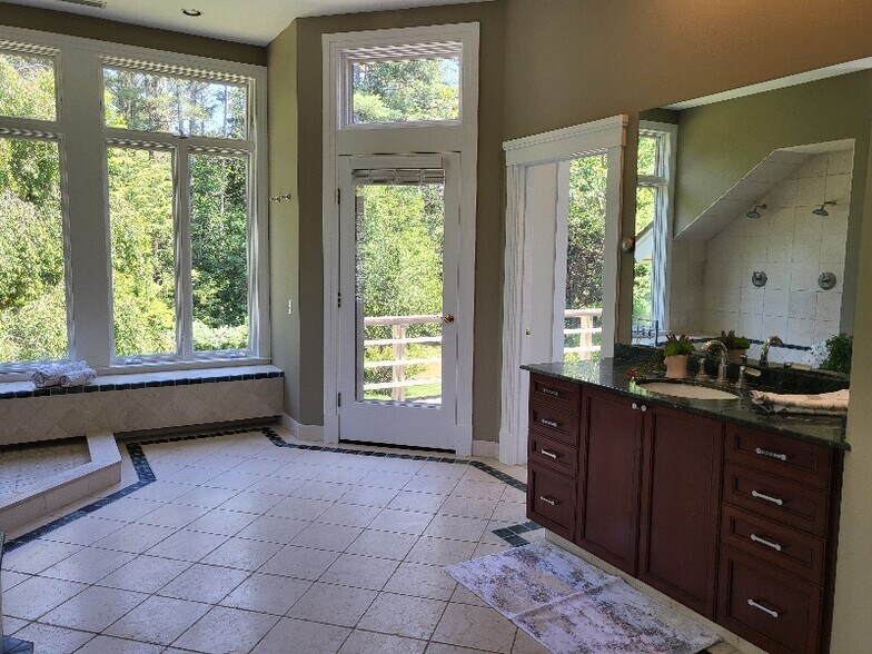 Building Photo - 423 Concord Rd