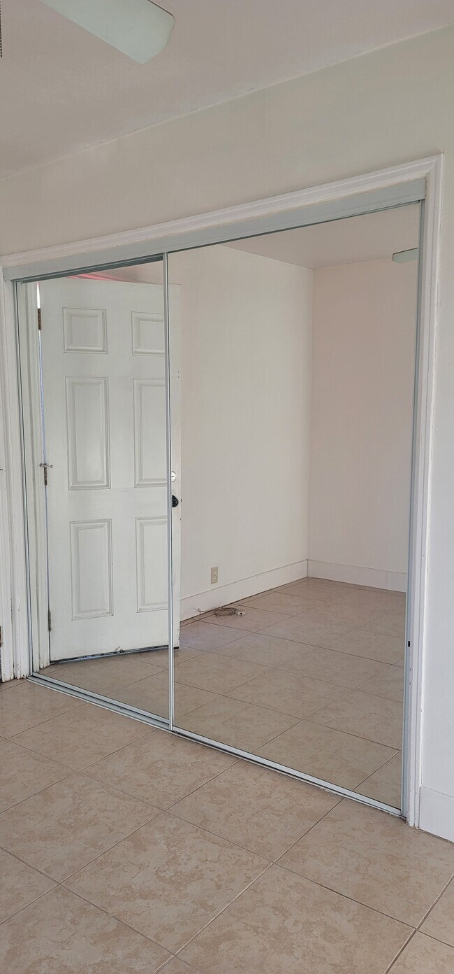 Building Photo - Room Rental Glendora