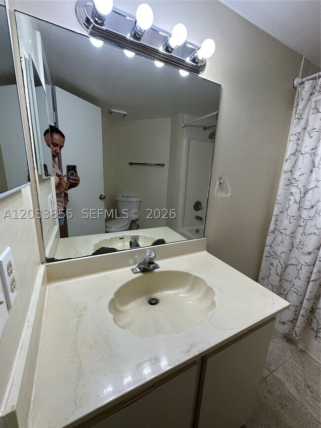 Building Photo - 9435 Fontainebleau Blvd