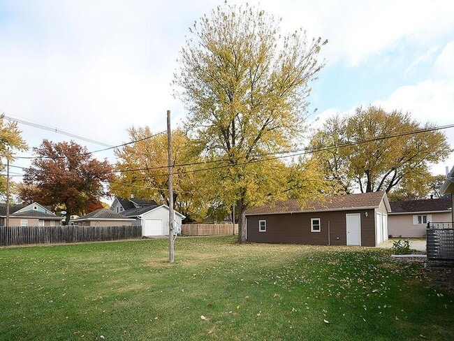 Building Photo - 405 E 5th St