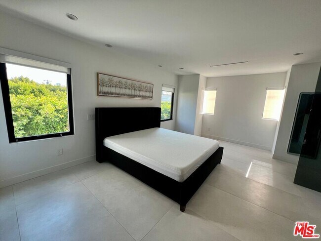 Building Photo - 201 S Bedford Dr