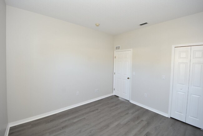 Building Photo - 4 bed, 2 bath located in Matanzas Woods su...