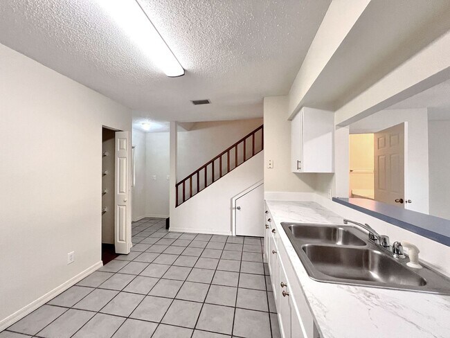 Building Photo - Two-Bedroom Townhome in Winter Haven