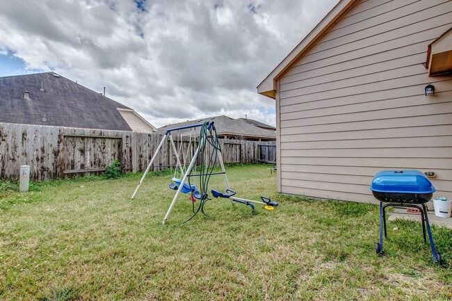 Building Photo - Ready to move in!