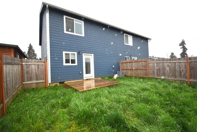 Building Photo - Spacious Town home.