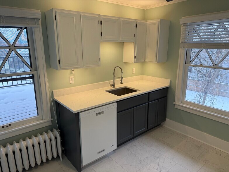 Building Photo - 1160 Monroe Ave