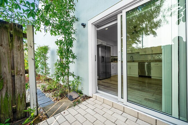 Building Photo - 6165 Old Court Rd