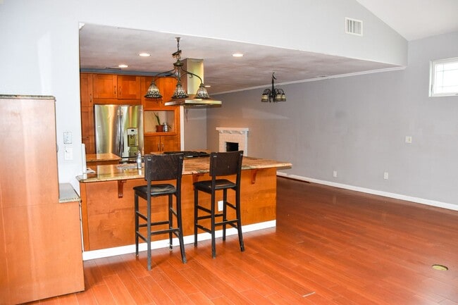 Building Photo - Large Home in North Orange