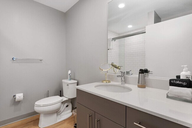 Building Photo - 853 W Blackhawk St