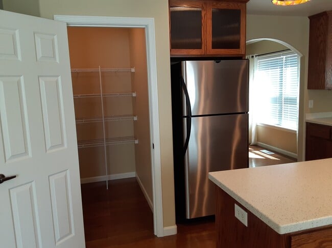 Building Photo - 657 Spring Valley Dr