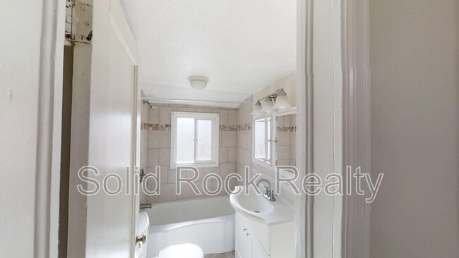 Building Photo - 2436 E Monument St