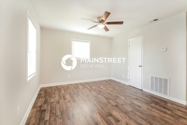 Building Photo - 4 Bedroom Pet-Friendly Home in Birmingham, AL with Main Street Renewal