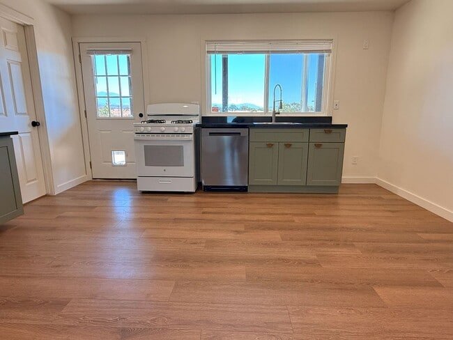 Building Photo - F10600E