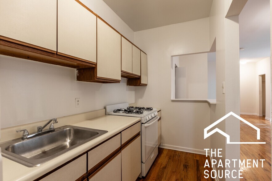 Building Photo - 849 W Cornelia Ave