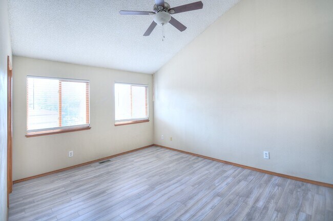 Building Photo - 2540 Lyncrest Dr