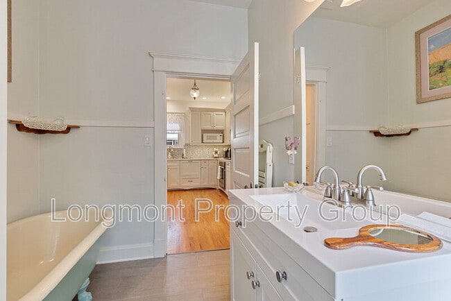 Building Photo - 632 Bross St