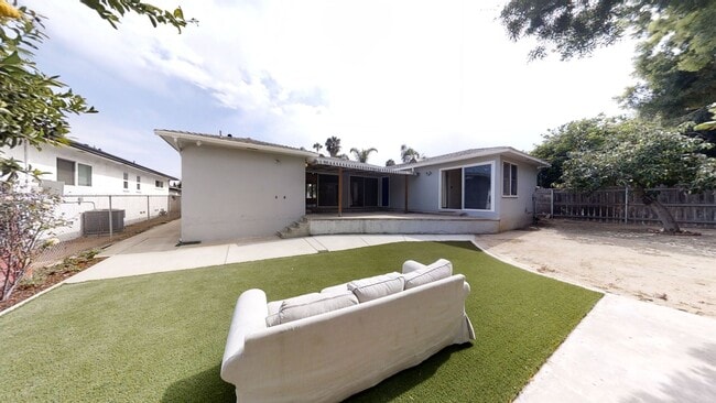 Building Photo - Nice Patio, Private Yard on Mary Lane! (Le...