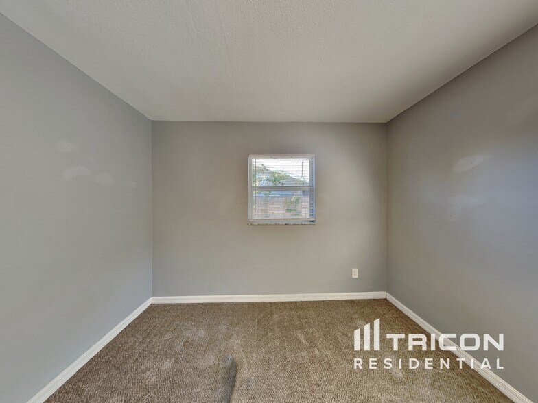 Building Photo - 2529 Brentwood Dr