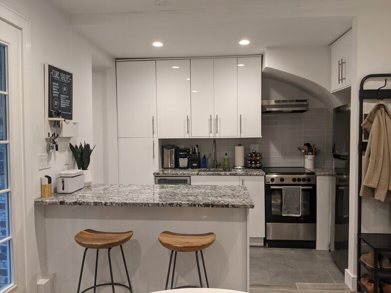 Open kitchen with granite peninsula - 12 Melrose St