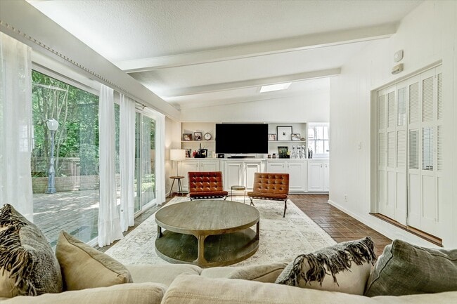 Building Photo - 2136 Pelham Dr