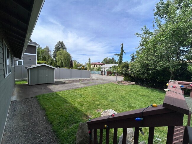 Building Photo - 3 Bedroom 2 Bath home in south Bellingham with a 2-car garage