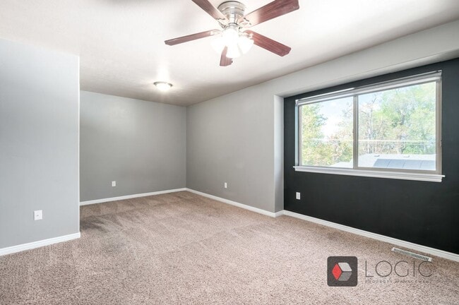 Building Photo - Stunning Row End Townhome In Excellent Loc...