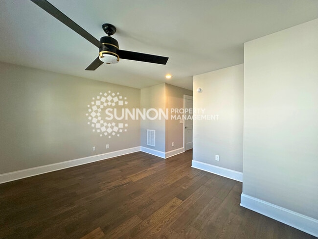 Building Photo - Modern 3-Story Townhome in the Heart of Plaza-Midwood - Walk to Everyt