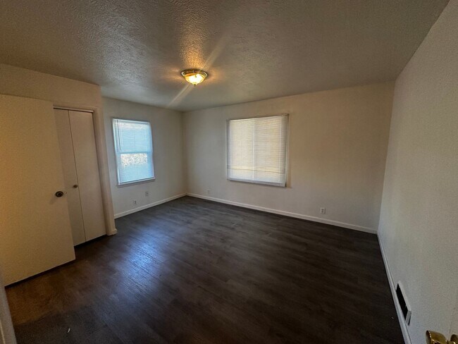 Building Photo - 3 Bedroom 1 bath house