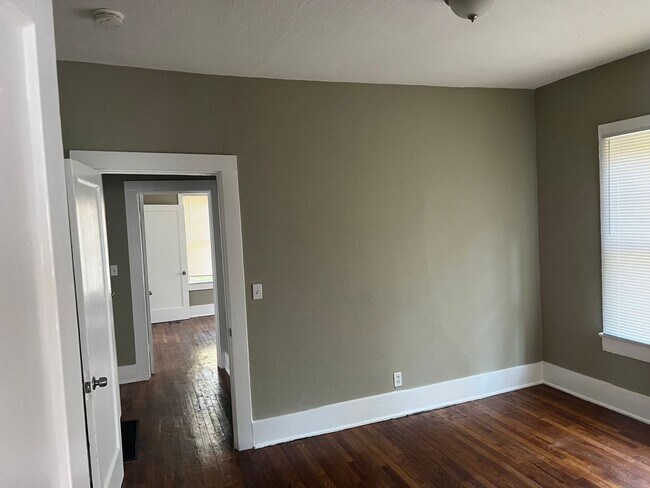 Building Photo - LIMITED TIME MOVE IN SPECIAL!! FIRST MONTH FREE! AVAILABLE FOR MOVE IN NOW!