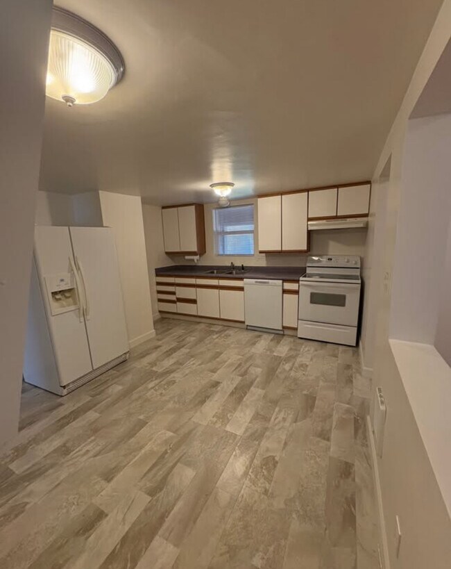 Building Photo - 550 Ray Ln