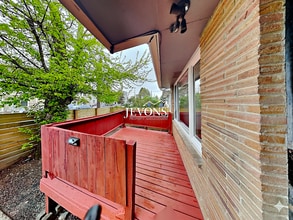 Building Photo - Charming 2-bedroom apartment just minutes from Pritchard Island Beach, with easy access to I-5
