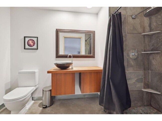 Building Photo - 700 N Washington Ave