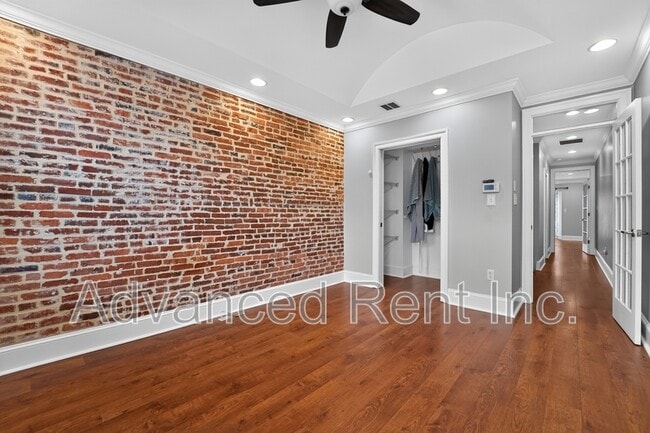 Building Photo - 528 S Curley St