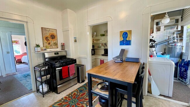 Building Photo - 1-Bedroom Apartment in Historic Albert Hou...