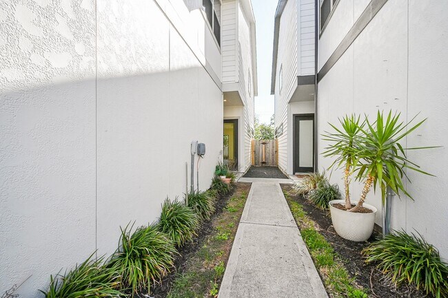 Building Photo - 1106 Fuschia Rd