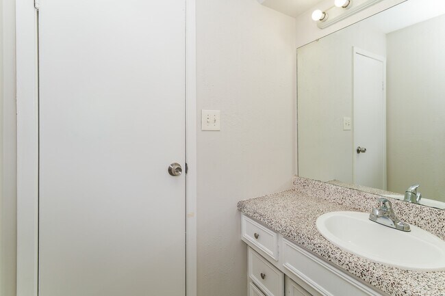 Building Photo - 4021 Briar Hollow Dr