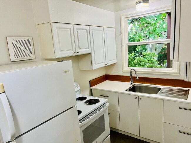 Building Photo - Crisp Duplex, offstreet parking, great backyard too.