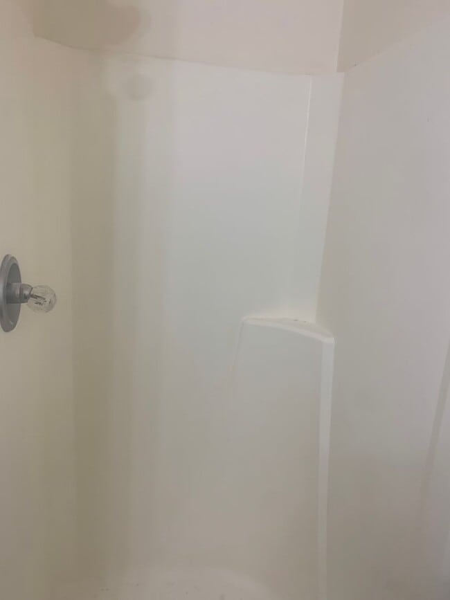 Building Photo - 2 brm 2 bath Duplex, washer/dryer hook up, NEW COUNTERTOPS.  Pets negotiable