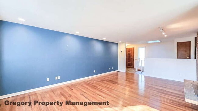 Building Photo - Spacious 5-Bedroom Kirkland Home – Daylight Basement, RV Parking, Quiet Private Drive & Top Schools!