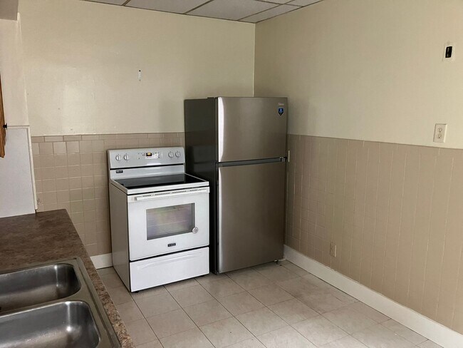 Building Photo - 825 Columbia Ave