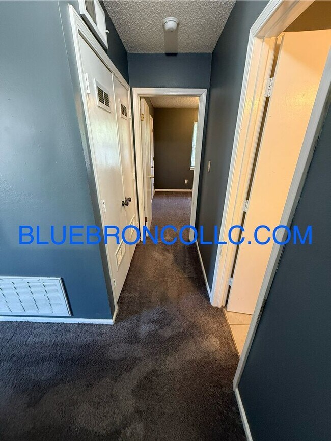 Building Photo - Cute 2 bedroom 1 bathroom home with 1 car ...