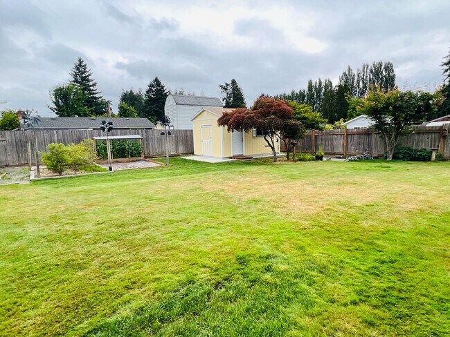 Building Photo - Beautiful yard, 3 bedroom 1 bath rambler i...