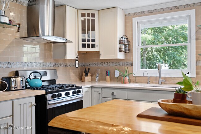 Building Photo - 1 Laurie Ln