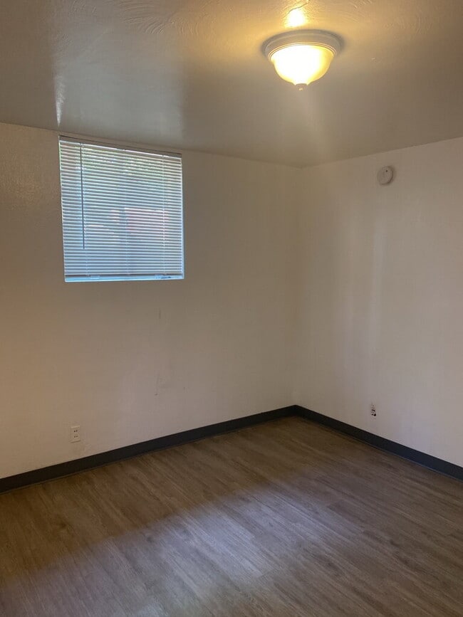 Building Photo - 2BD/1BA Basement Room on The Hill!