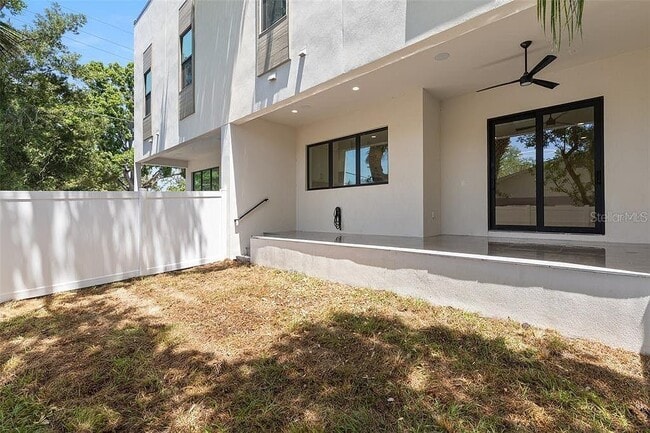 Building Photo - 222 N Hesperides St