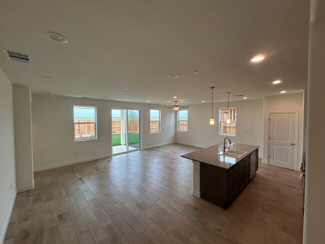 Building Photo - New, New New in Northwest Visalia!