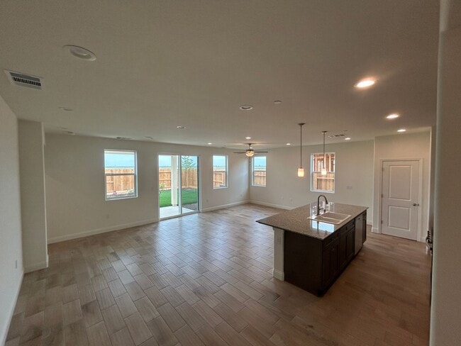 Building Photo - Northwest Visalia! Don't miss this beauty! Spacious and open 4 bedroom 2 bath!