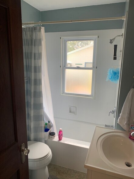 Bathroom - 1121 Harry Ct